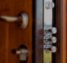 Innovaciones y seguridad: Complementos esenciales para tus puertas acorazadas